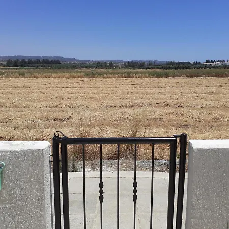 펜션 2-bed House Sleeps 6 -pool -free Parking -netflix