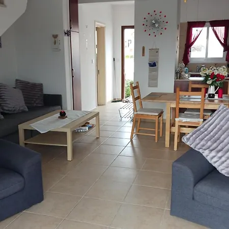 2-bed House Sleeps 6 -pool -free Parking -netflix