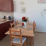 Case de vacanță 2-bed House Sleeps 6 -pool -free Parking -netflix Mandria (Paphos)