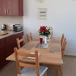 Case de vacanță 2-bed House Sleeps 6 -pool -free Parking -netflix