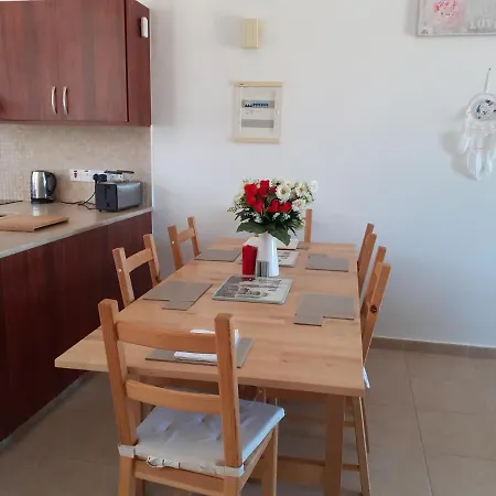 Semesterbostad 2-bed House Sleeps 6 -pool -free Parking -netflix Mandria (Paphos)