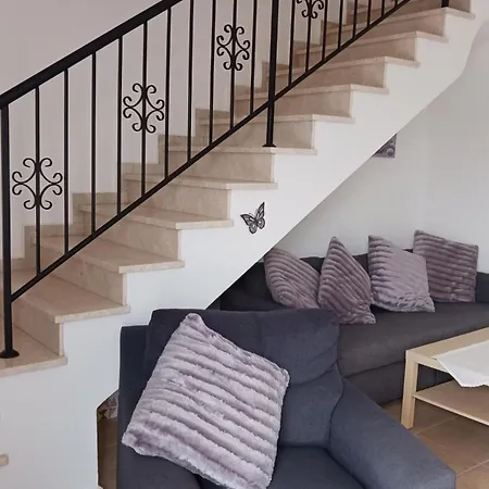 Case de vacanță 2-bed House Sleeps 6 -pool -free Parking -netflix Mandria (Paphos)