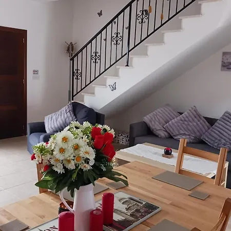 Case de vacanță 2-bed House Sleeps 6 -pool -free Parking -netflix Mandria (Paphos)