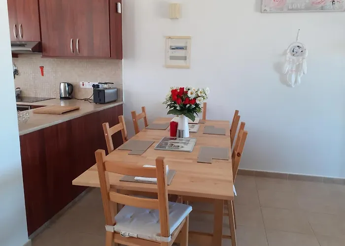 Σπίτι διακοπών 2-bed House Sleeps 6 -pool -free Parking -netflix Μανδριά