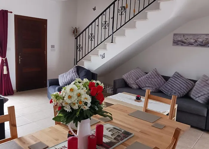 Σπίτι διακοπών 2-bed House Sleeps 6 -pool -free Parking -netflix Μανδριά